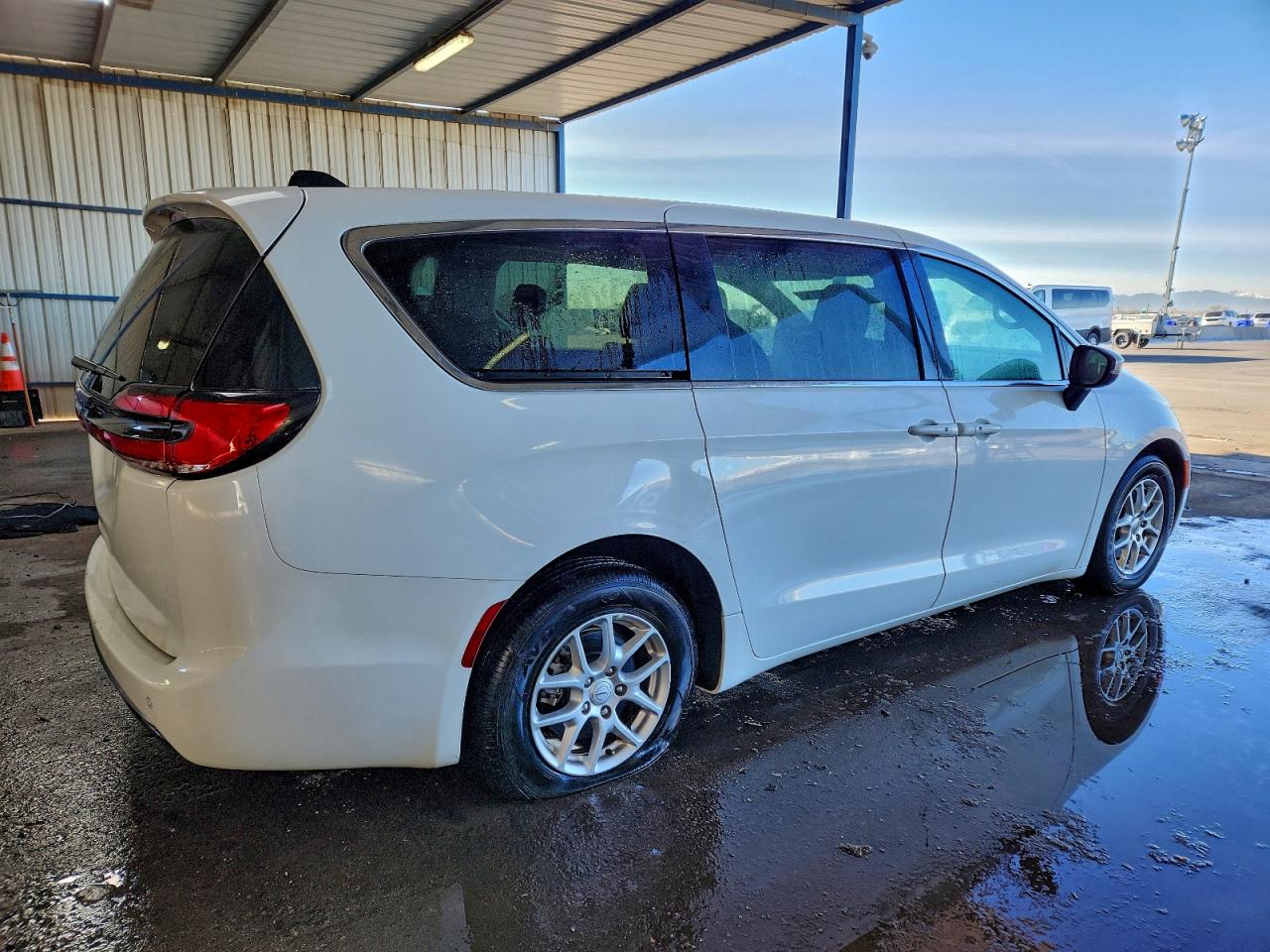 2023 CHRYSLER PACIFICA TOURING L photo 3