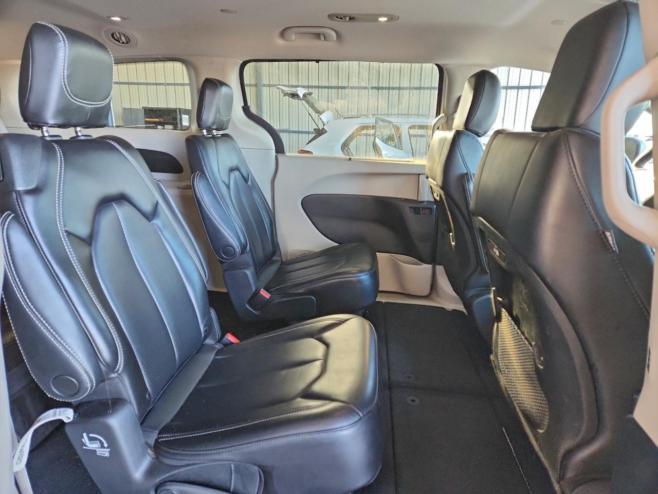 2023 CHRYSLER PACIFICA TOURING L photo 11