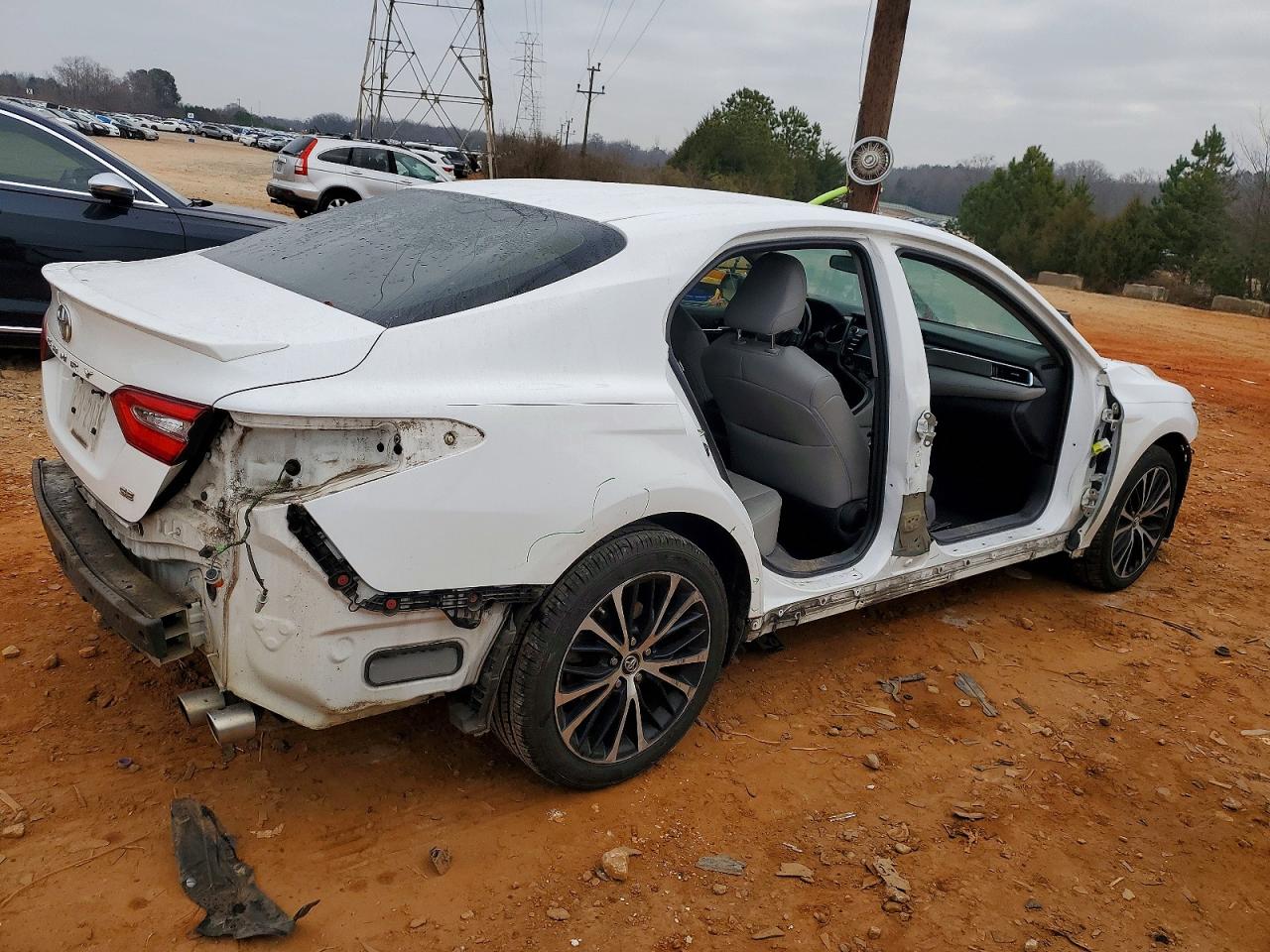 2018 TOYOTA CAMRY L photo 3