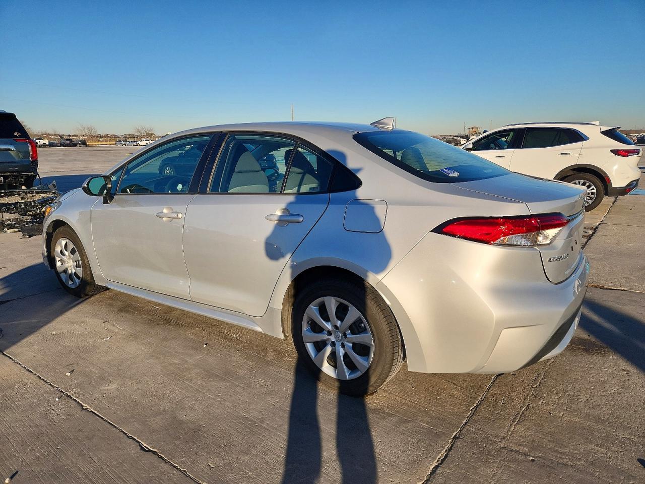 2022 TOYOTA COROLLA LE photo 2