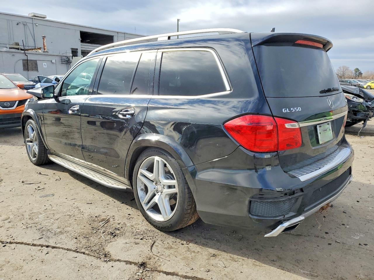 2015 MERCEDES-BENZ GL 550 4MATIC photo 2