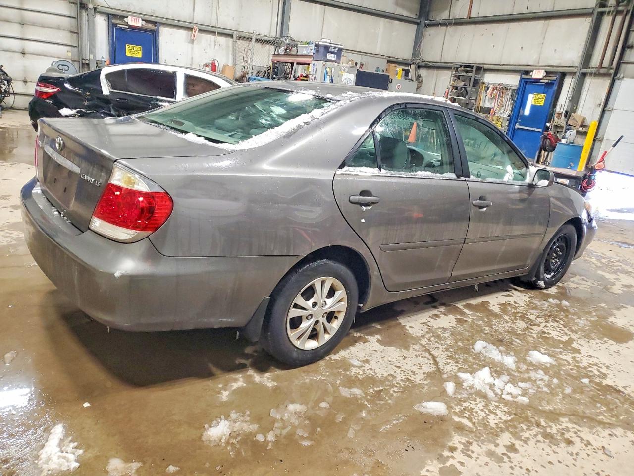 2005 TOYOTA CAMRY LE photo 3