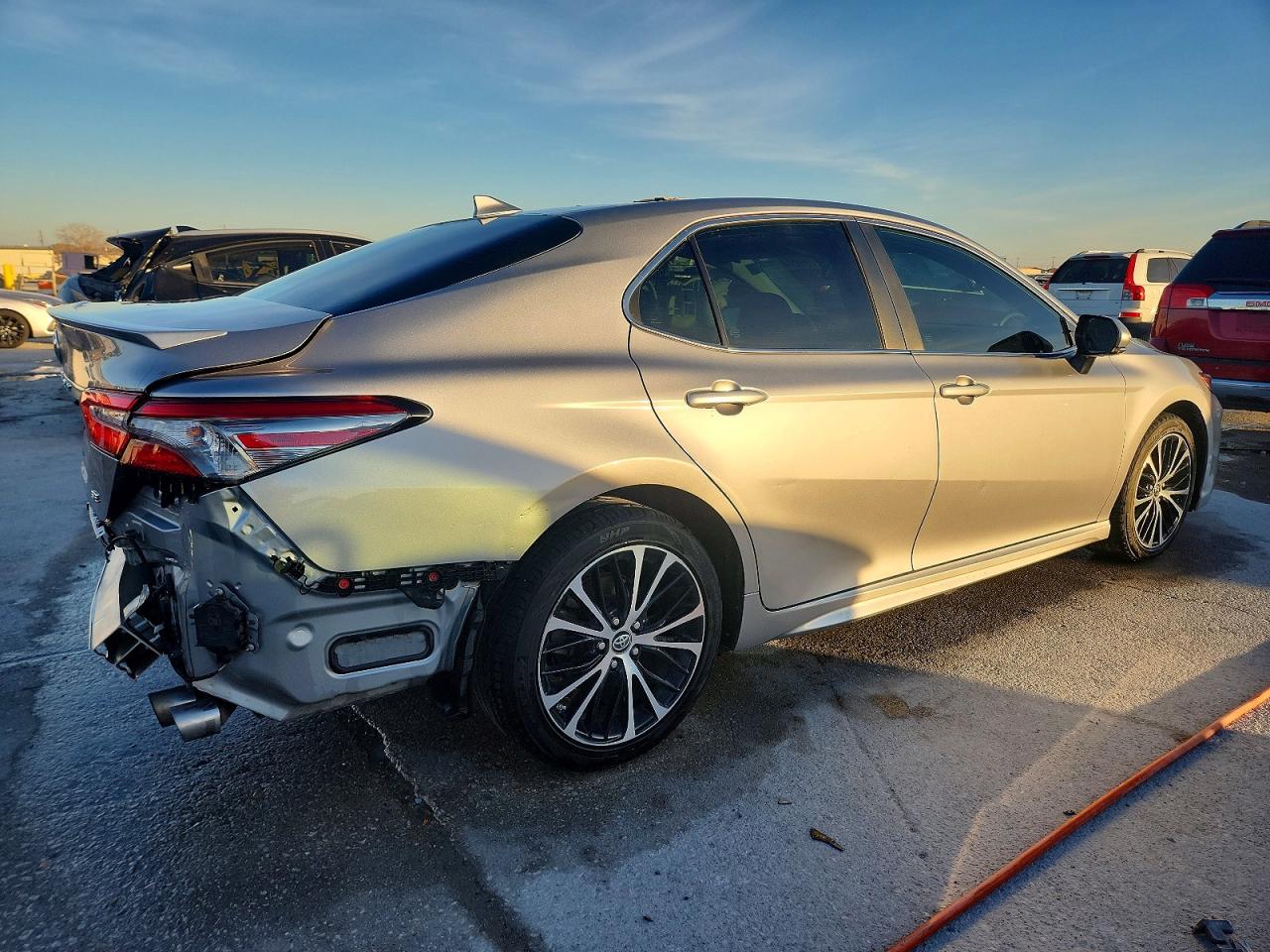 2019 TOYOTA CAMRY SE photo 3
