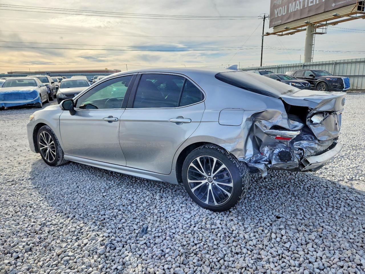 2019 TOYOTA CAMRY SE photo 2