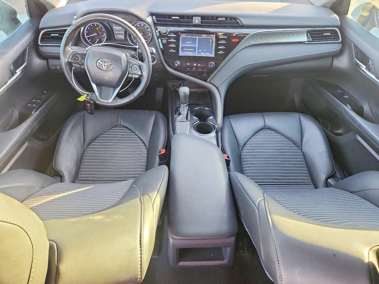 2019 TOYOTA CAMRY SE photo 8