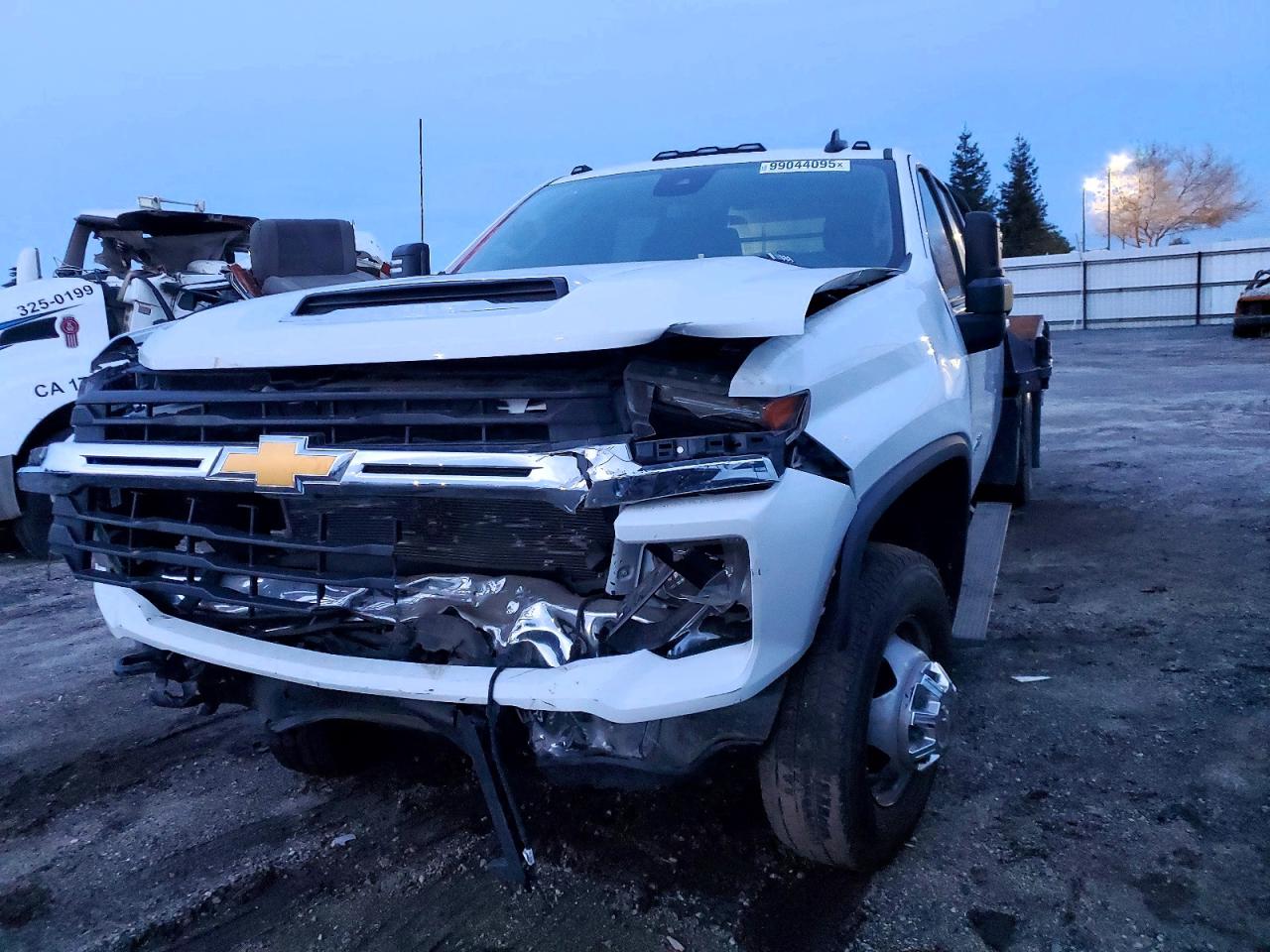 2024 CHEVROLET SILVERADO FLATBED TRUCK photo 3
