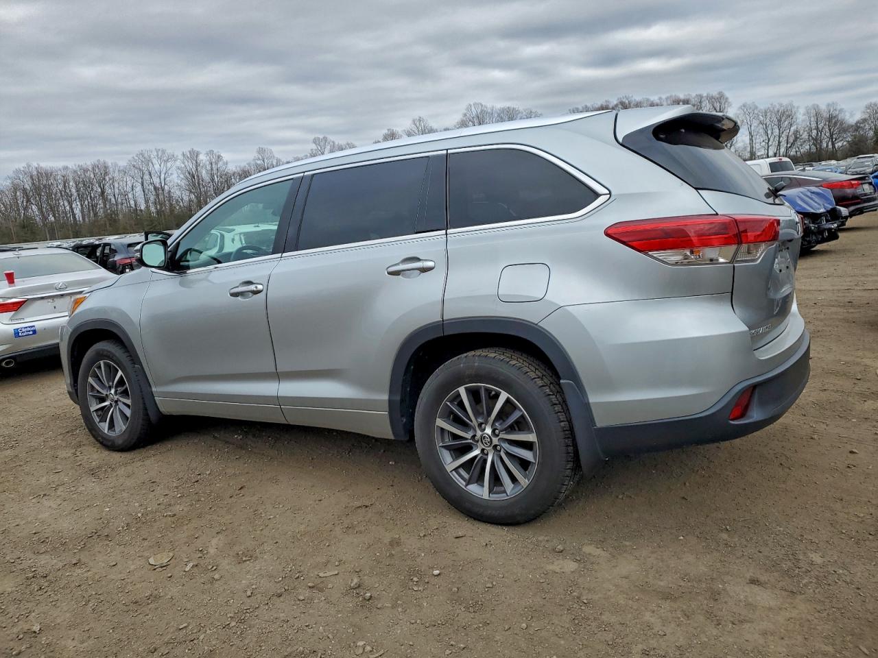 2017 TOYOTA HIGHLANDER SE photo 3
