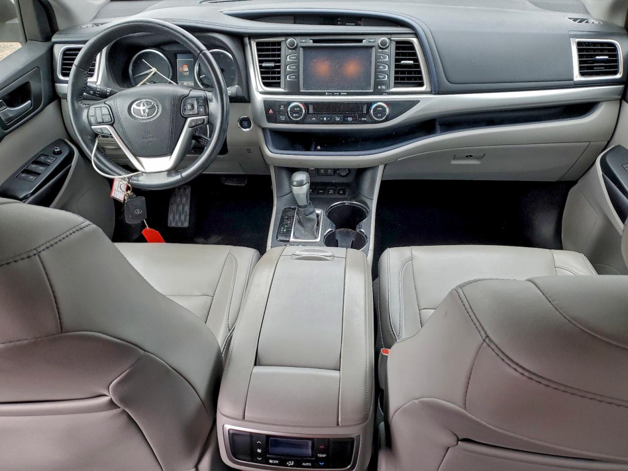 2017 TOYOTA HIGHLANDER SE photo 15