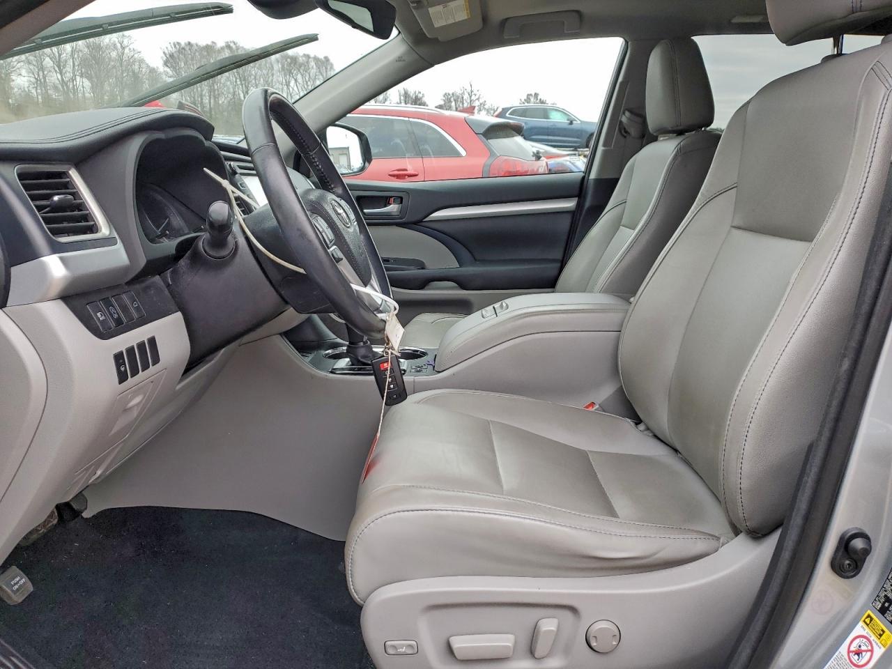 2017 TOYOTA HIGHLANDER SE photo 13