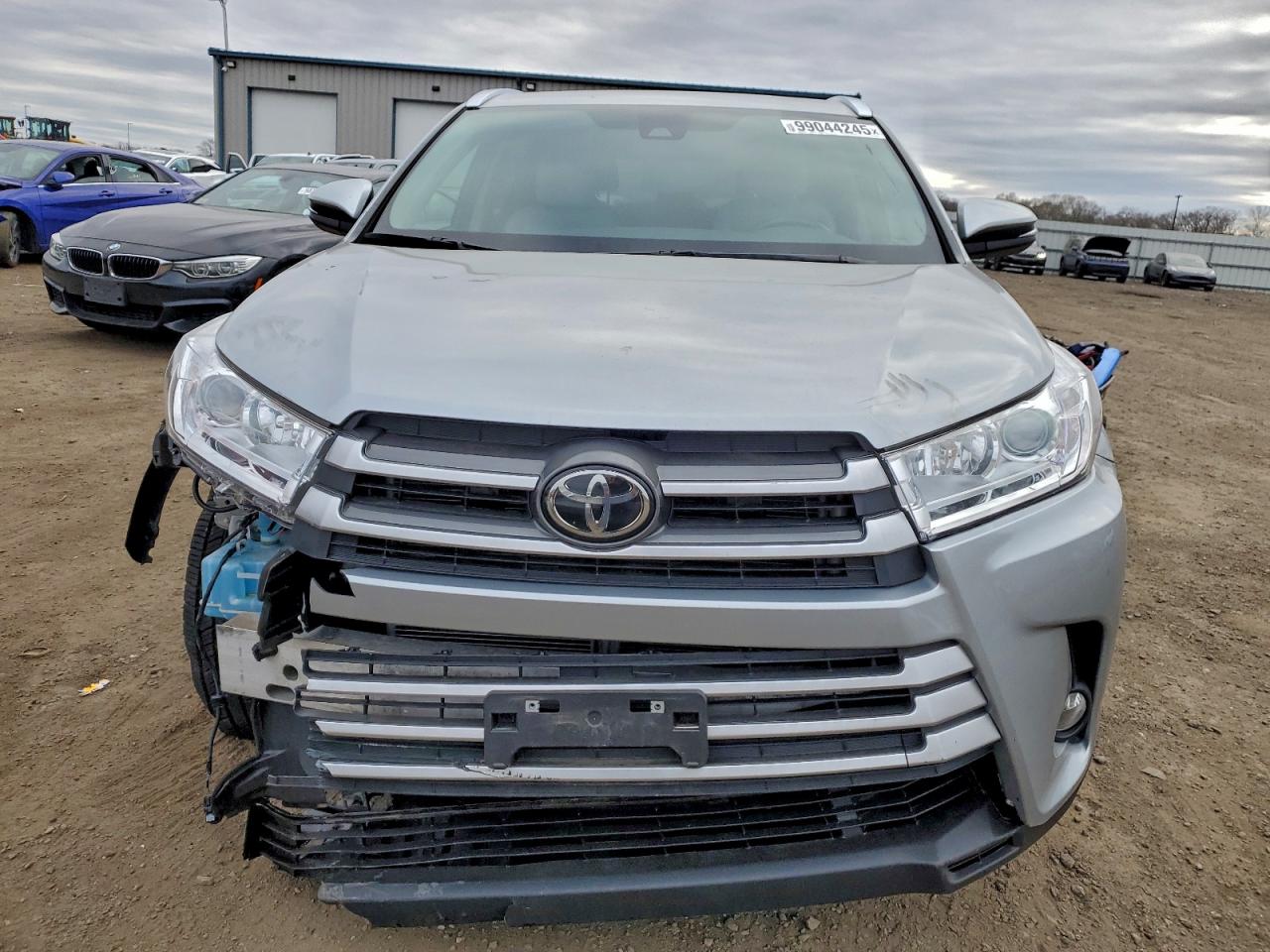 2017 TOYOTA HIGHLANDER SE photo 9