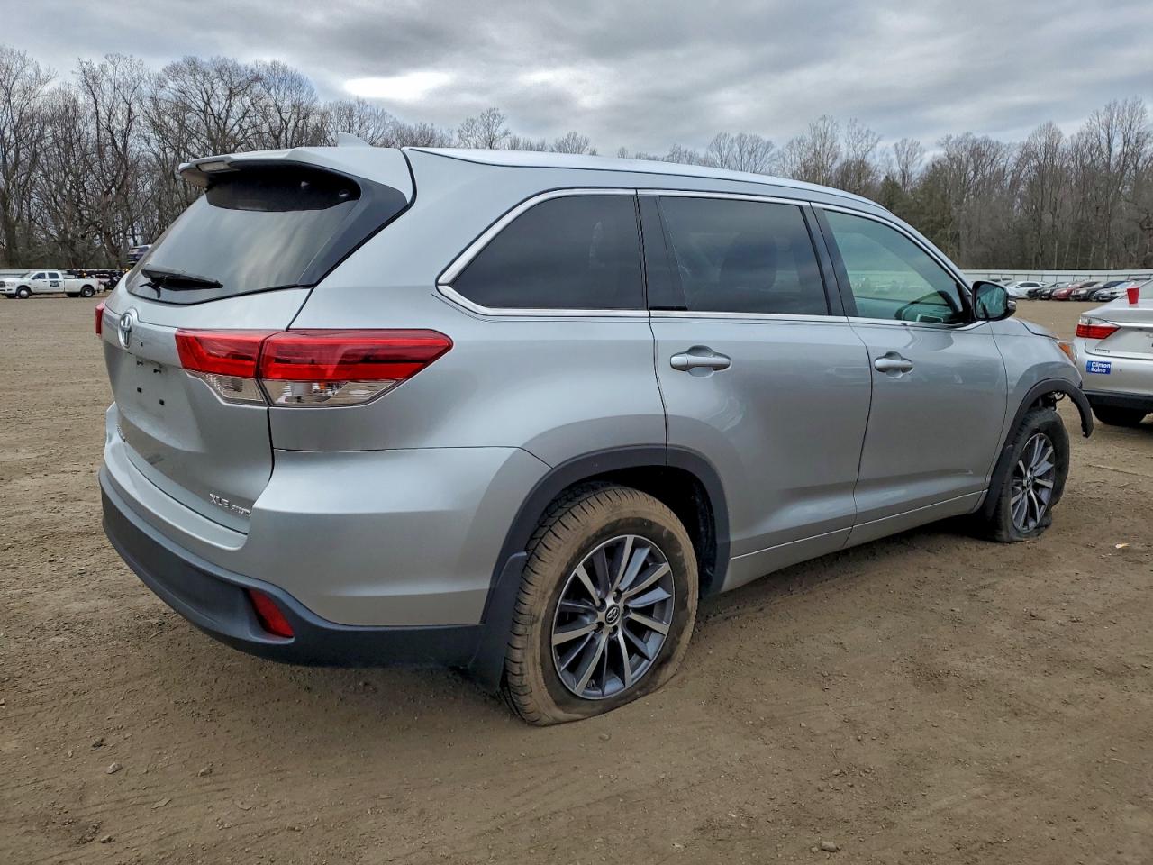 2017 TOYOTA HIGHLANDER SE photo 5