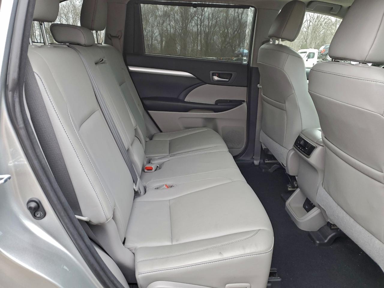 2017 TOYOTA HIGHLANDER SE photo 21