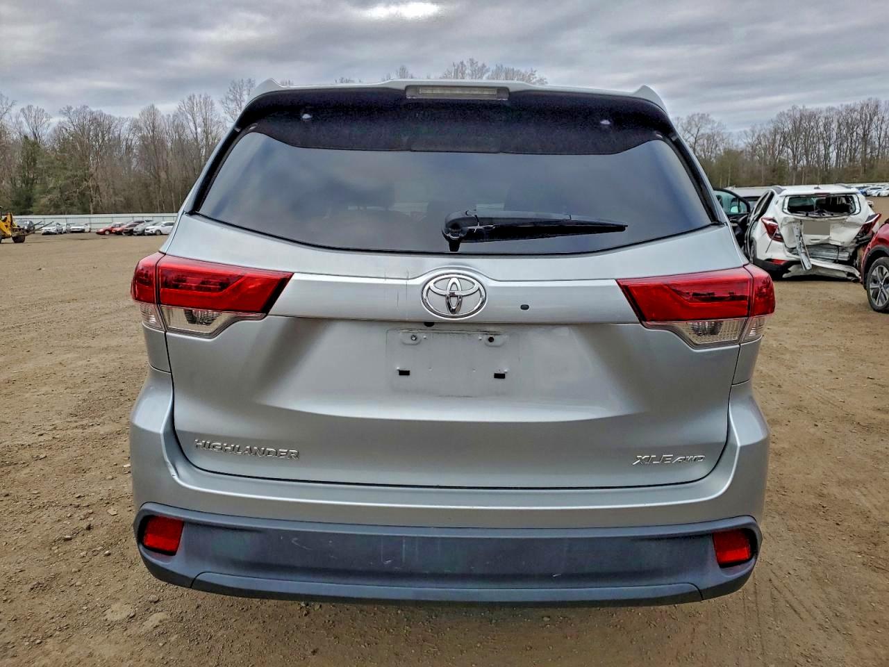 2017 TOYOTA HIGHLANDER SE photo 11