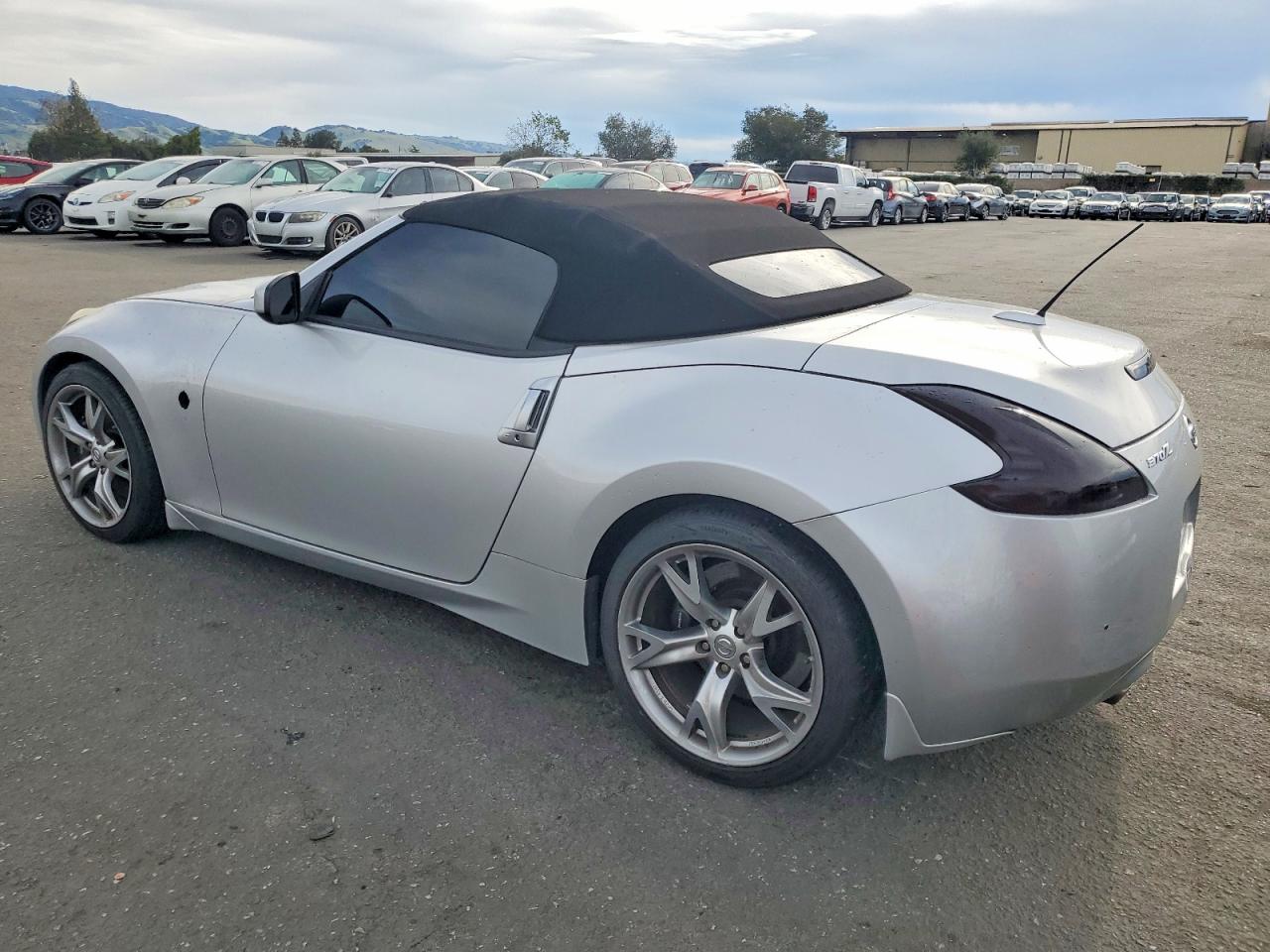 2010 NISSAN 370Z photo 2