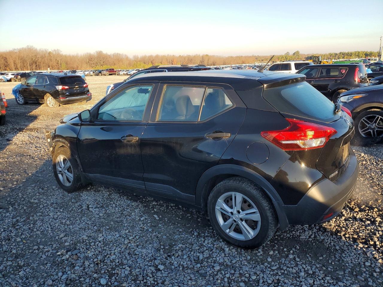 2019 NISSAN KICKS S photo 2