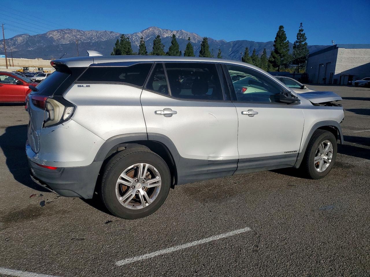 2018 GMC TERRAIN SLE photo 3