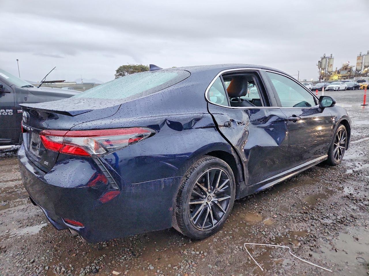 2021 TOYOTA CAMRY SE photo 3