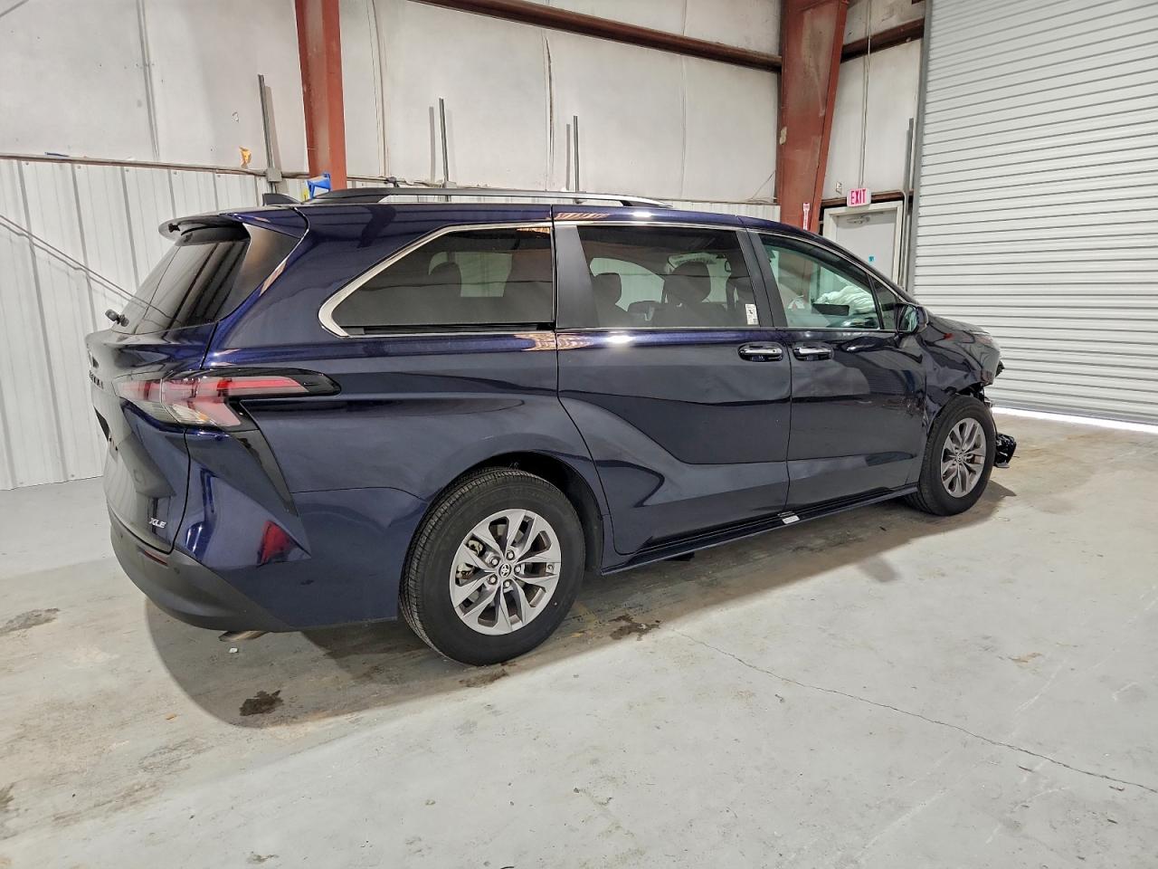 2025 TOYOTA SIENNA XLE photo 3