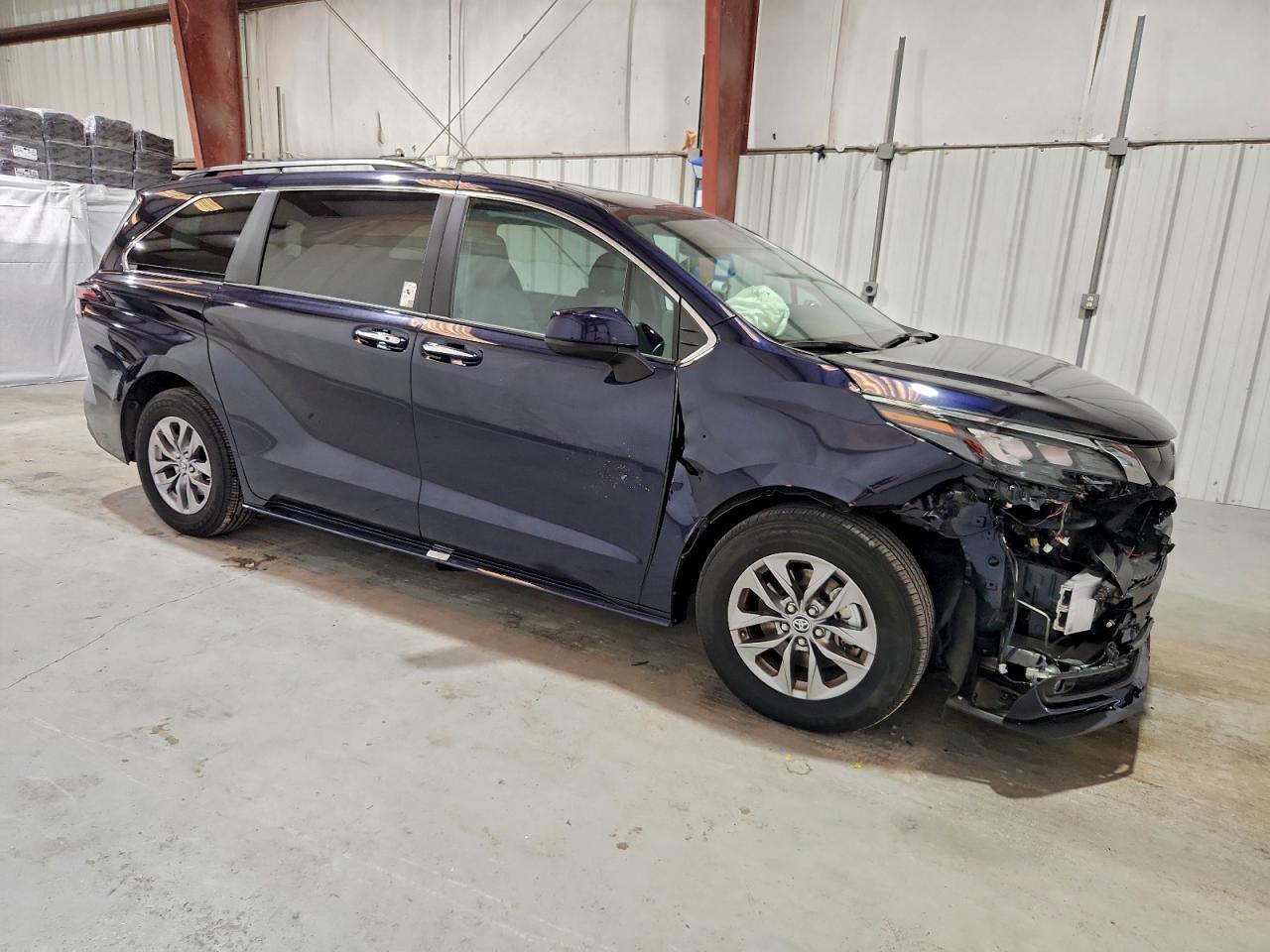 2025 TOYOTA SIENNA XLE photo 4