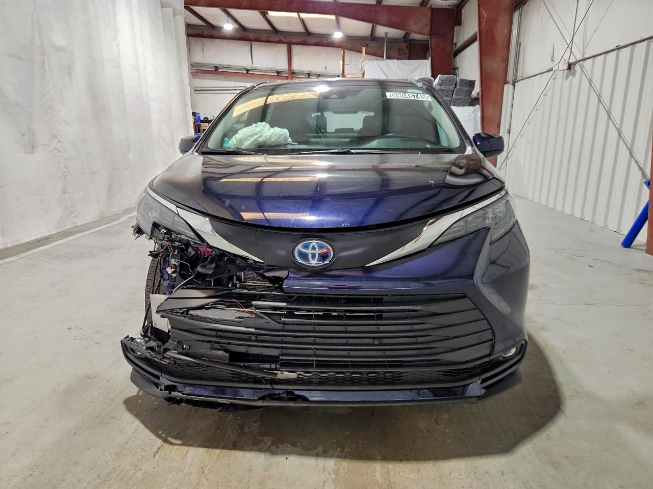 2025 TOYOTA SIENNA XLE photo 5