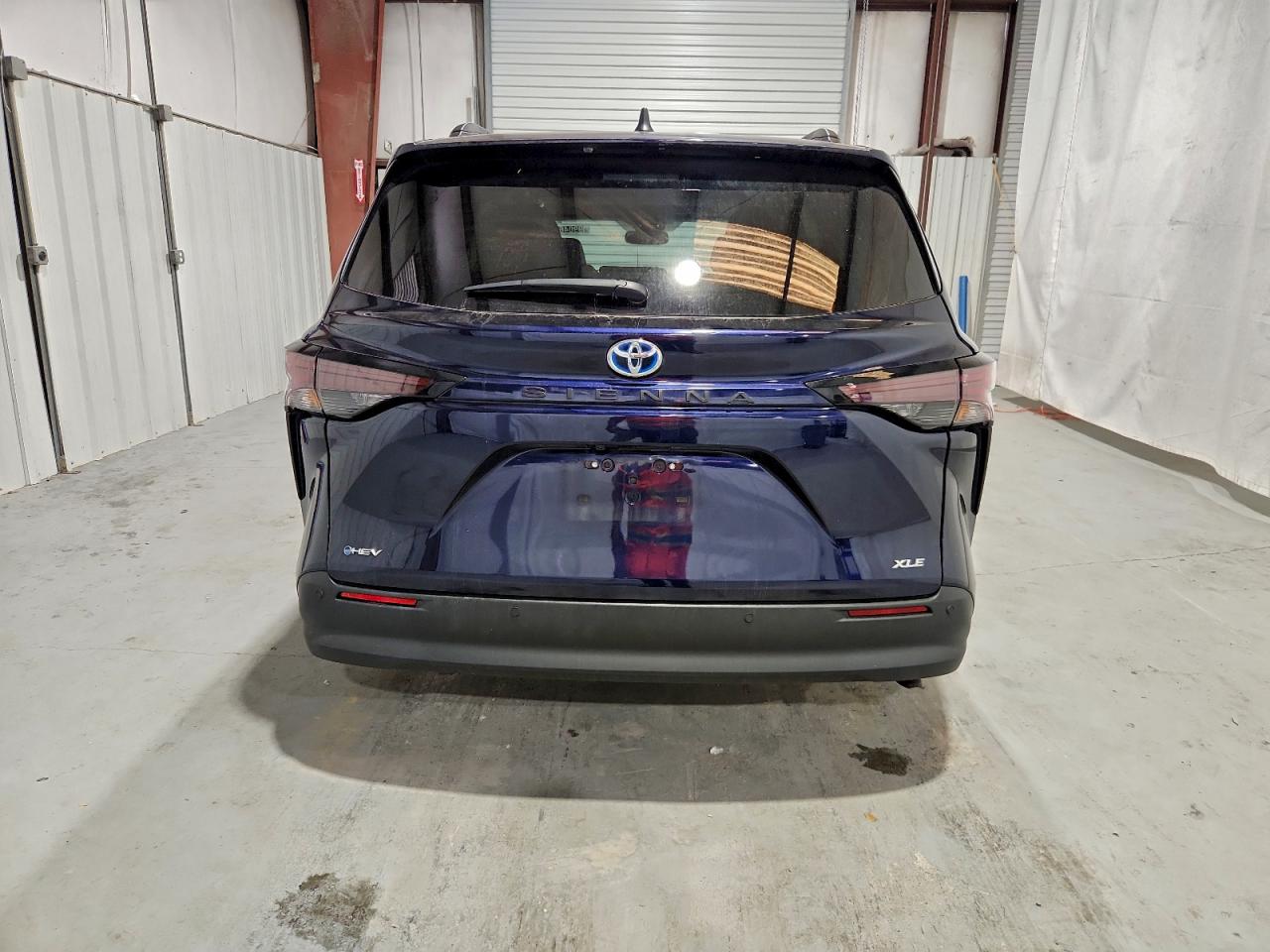 2025 TOYOTA SIENNA XLE photo 6