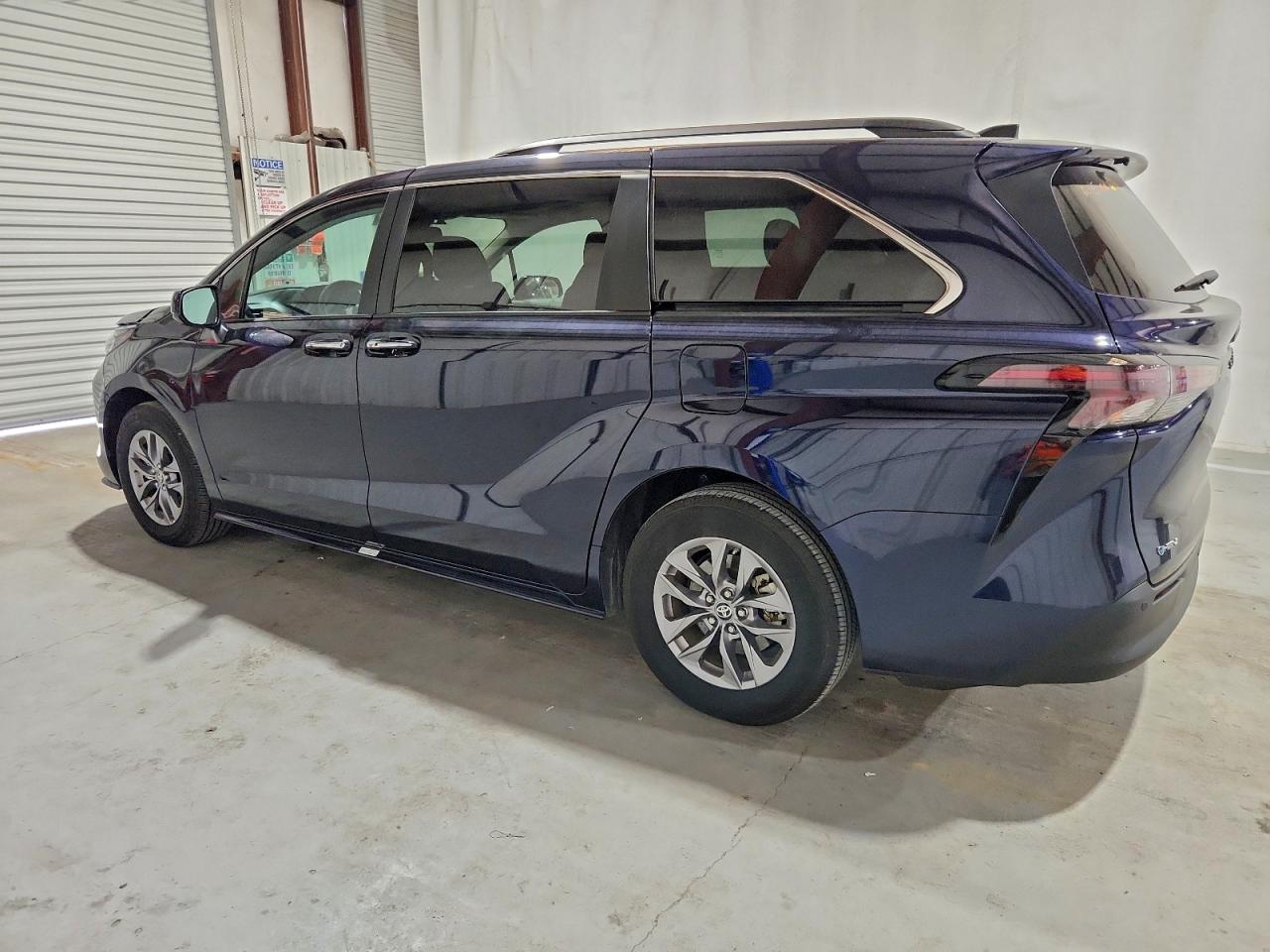 2025 TOYOTA SIENNA XLE photo 2