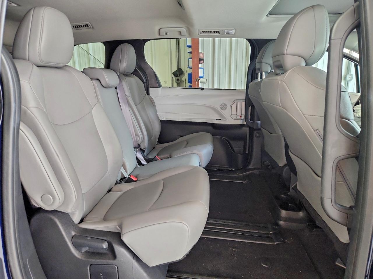 2025 TOYOTA SIENNA XLE photo 11