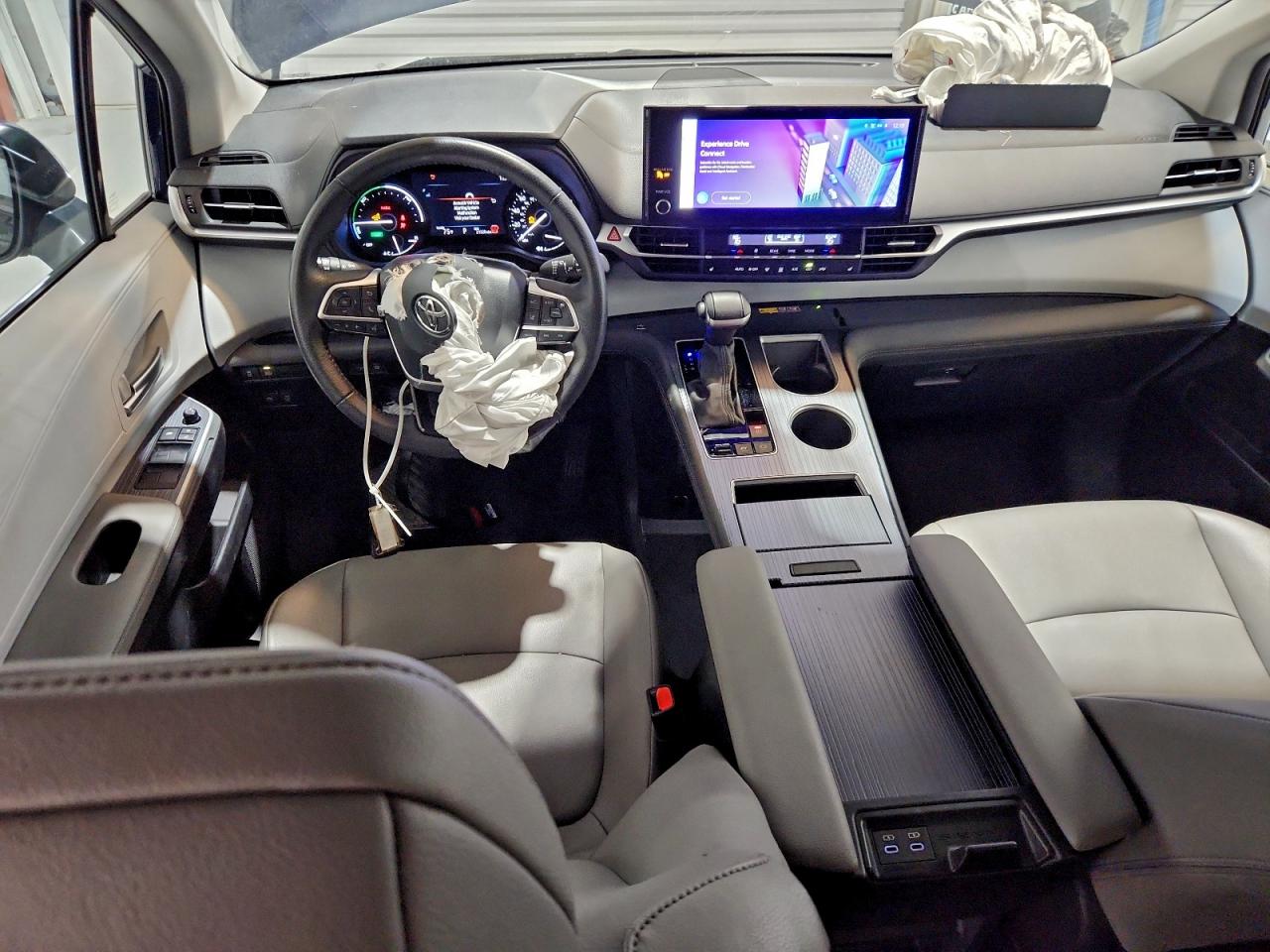 2025 TOYOTA SIENNA XLE photo 8