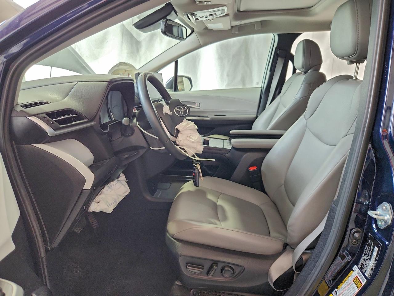2025 TOYOTA SIENNA XLE photo 7