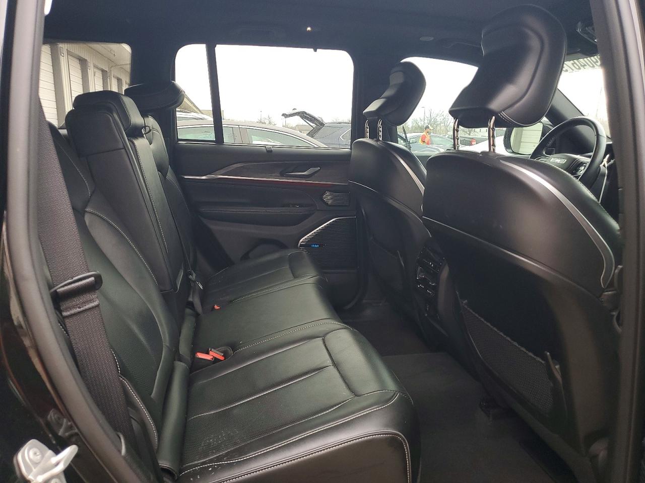2022 JEEP GRAND CHEROKEE OVERLAND photo 11