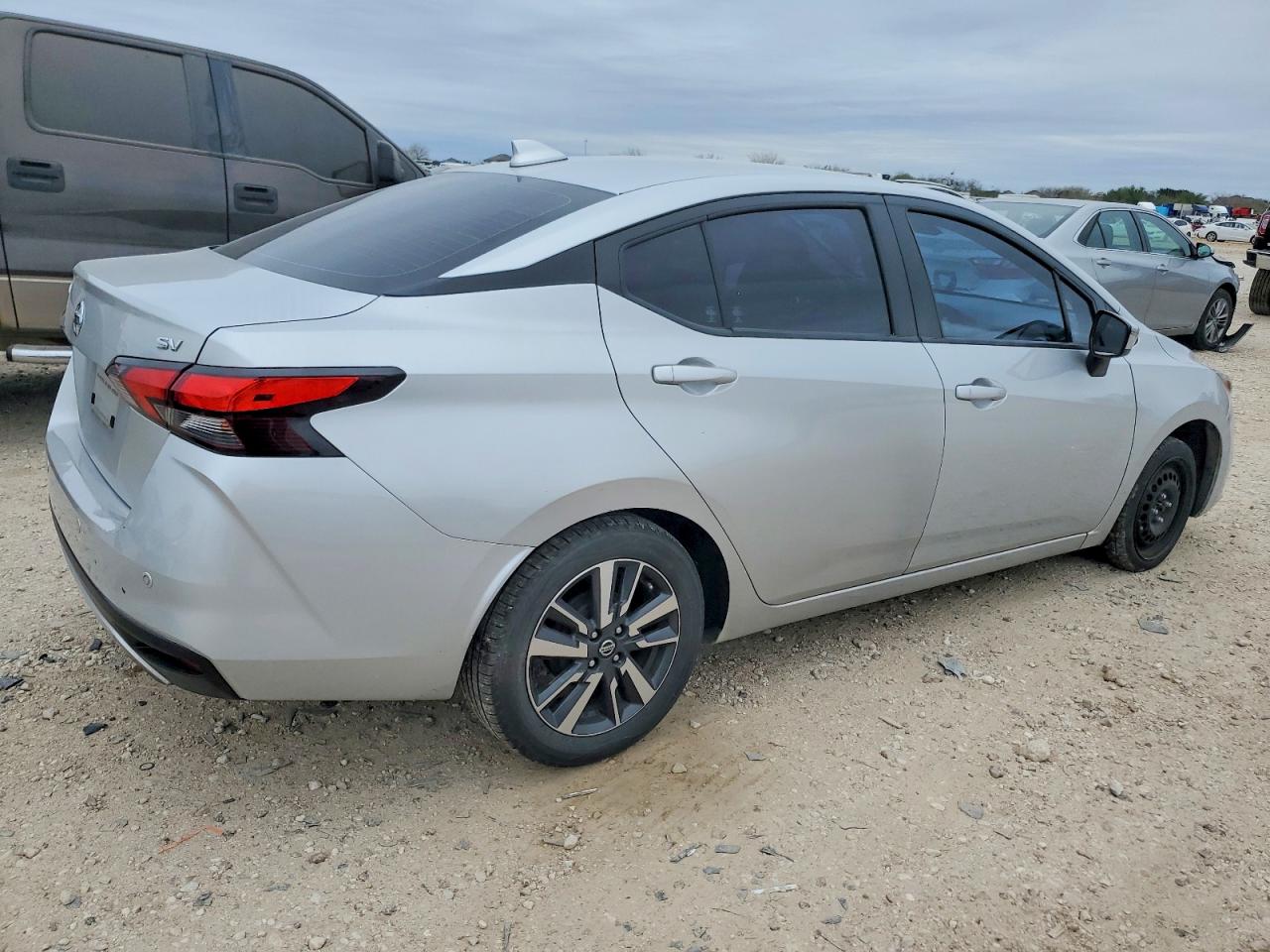2021 NISSAN VERSA SV photo 3