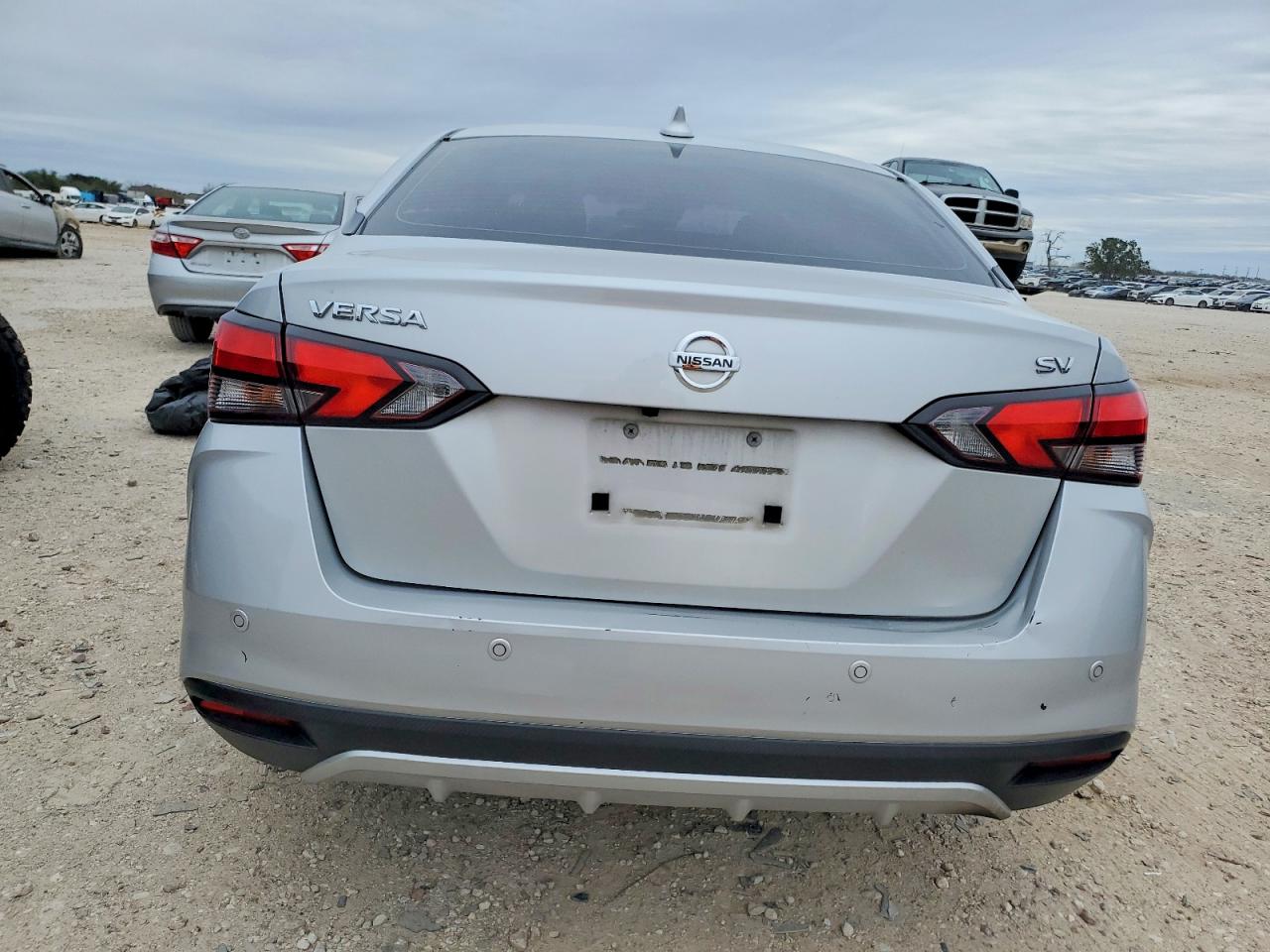 2021 NISSAN VERSA SV photo 6