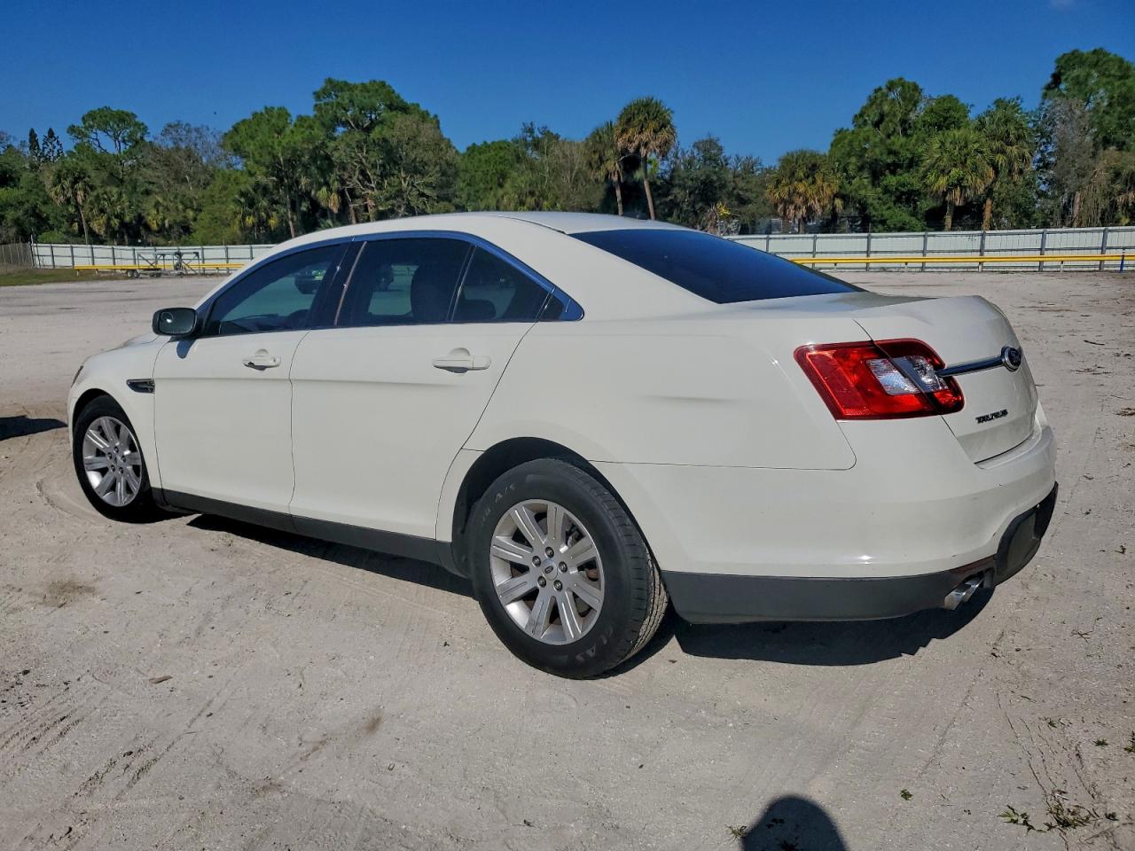2011 FORD TAURUS SE photo 2