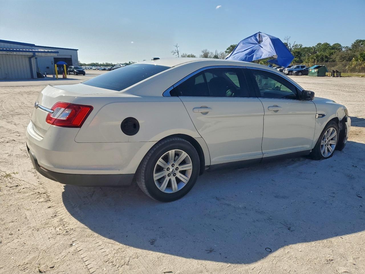 2011 FORD TAURUS SE photo 3