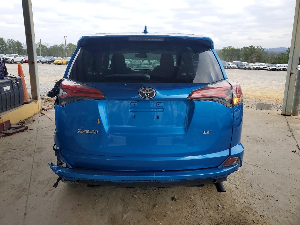 2018 TOYOTA RAV4 LE photo 6