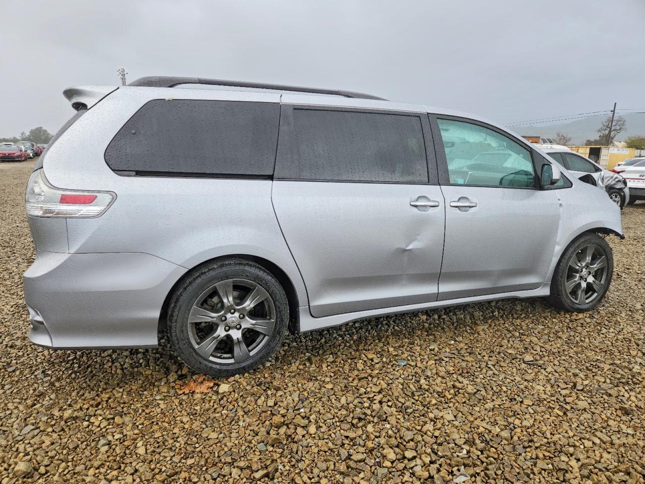2017 TOYOTA SIENNA SE photo 5