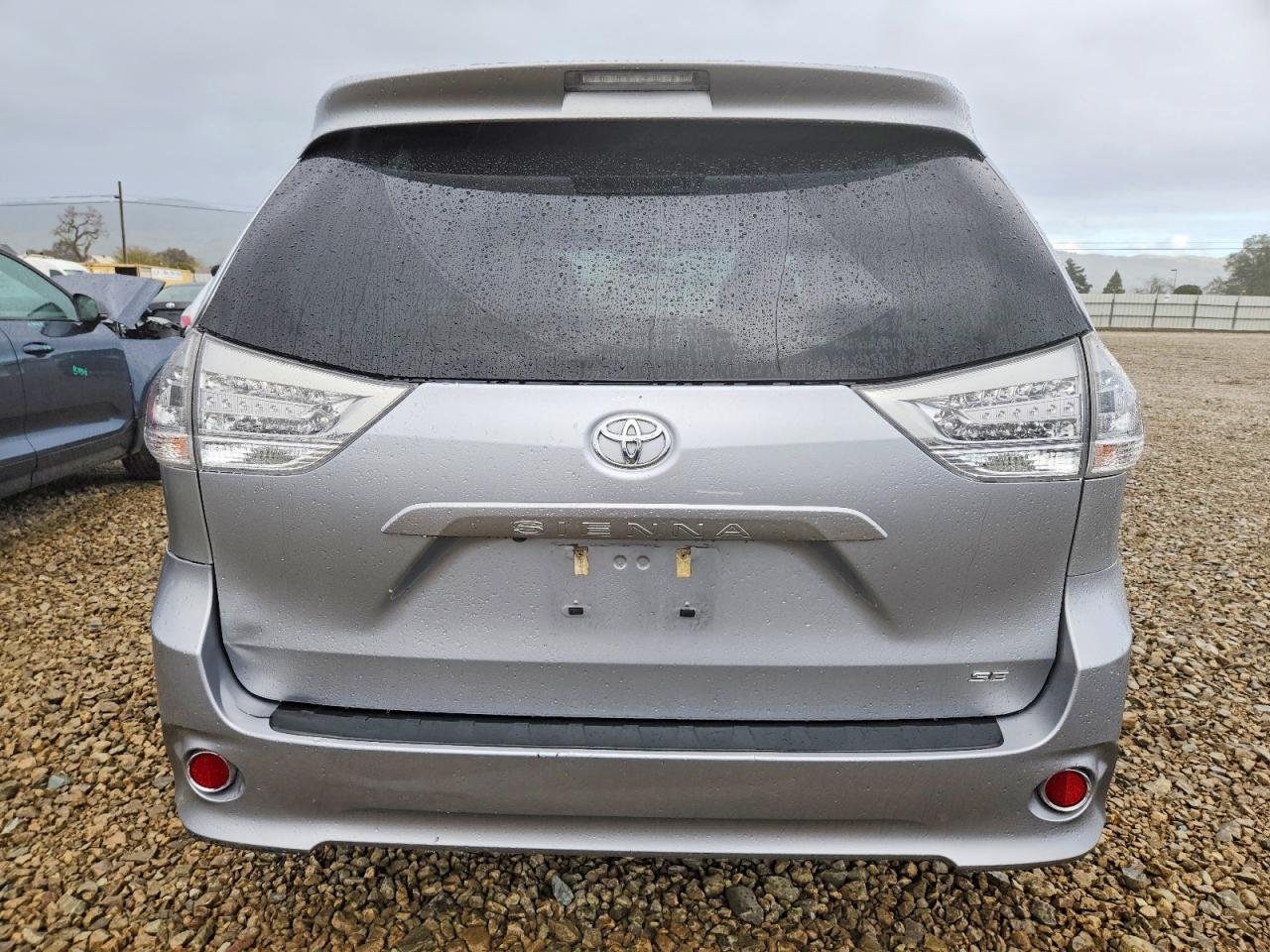2017 TOYOTA SIENNA SE photo 11