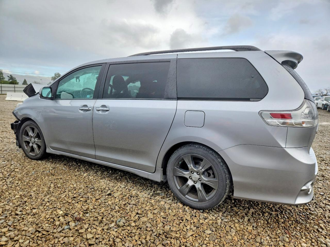 2017 TOYOTA SIENNA SE photo 3
