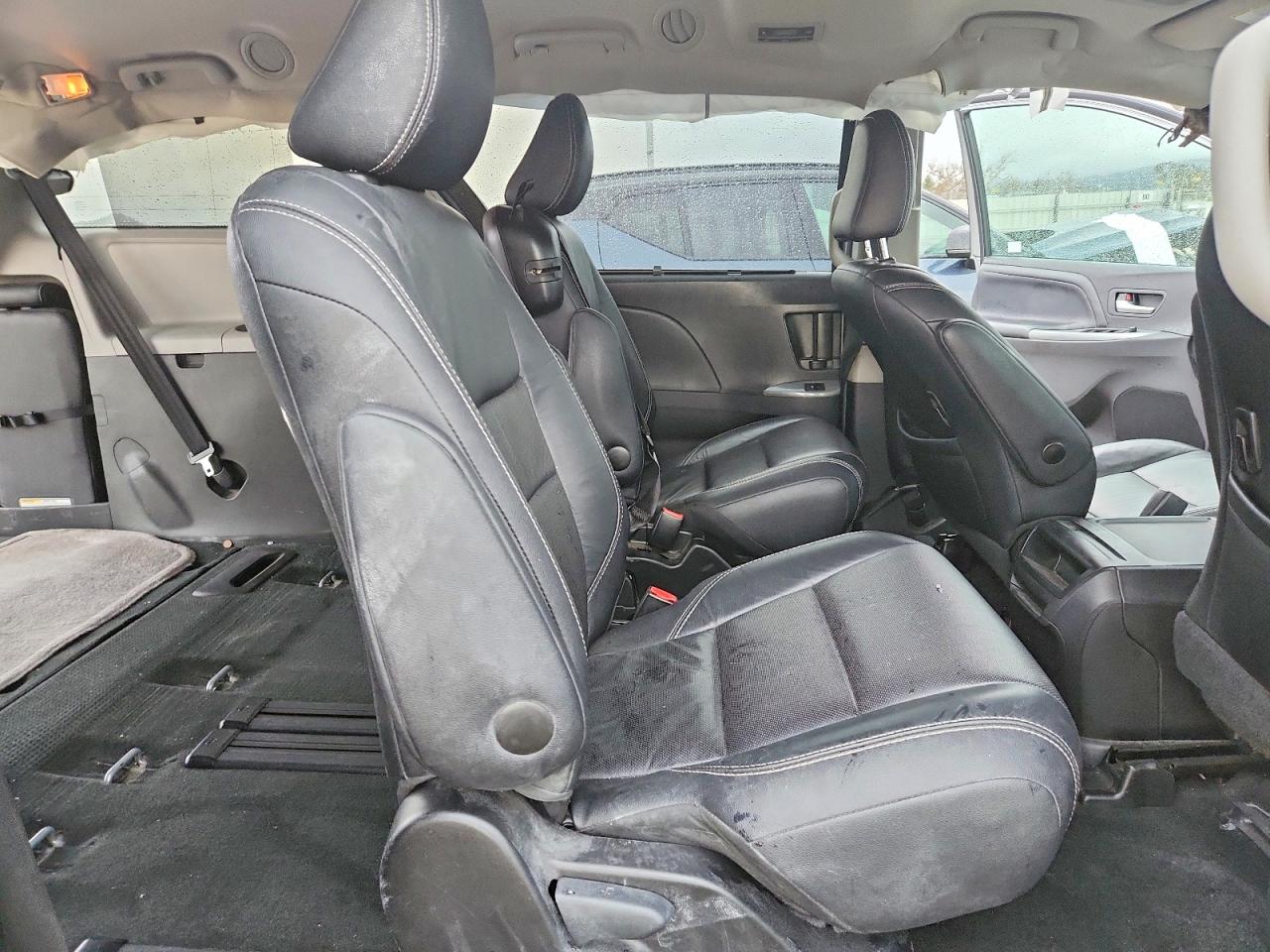 2017 TOYOTA SIENNA SE photo 21
