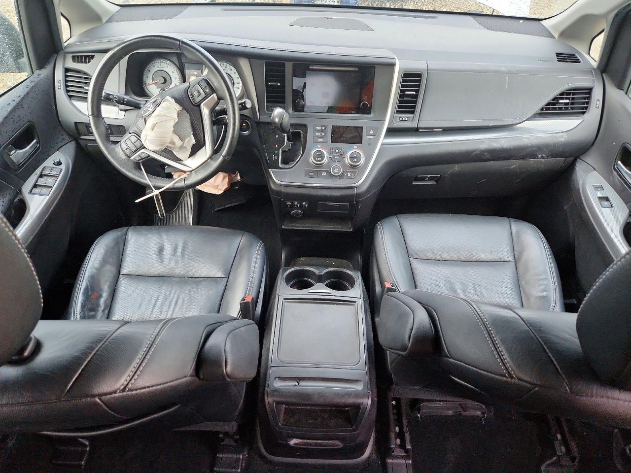 2017 TOYOTA SIENNA SE photo 15
