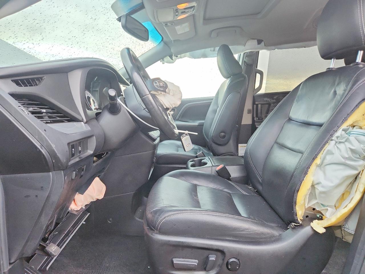 2017 TOYOTA SIENNA SE photo 13