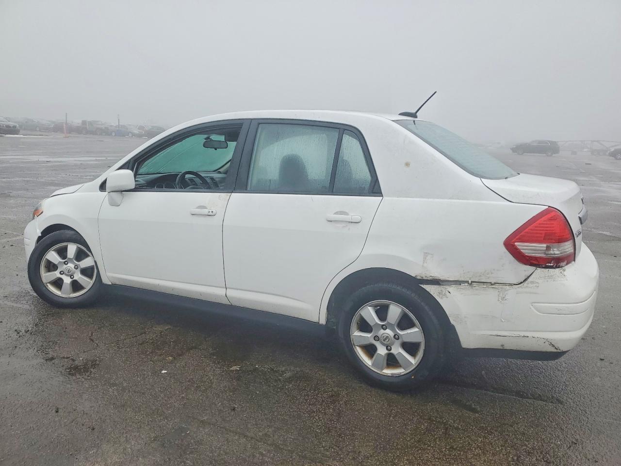 2011 NISSAN VERSA S photo 3
