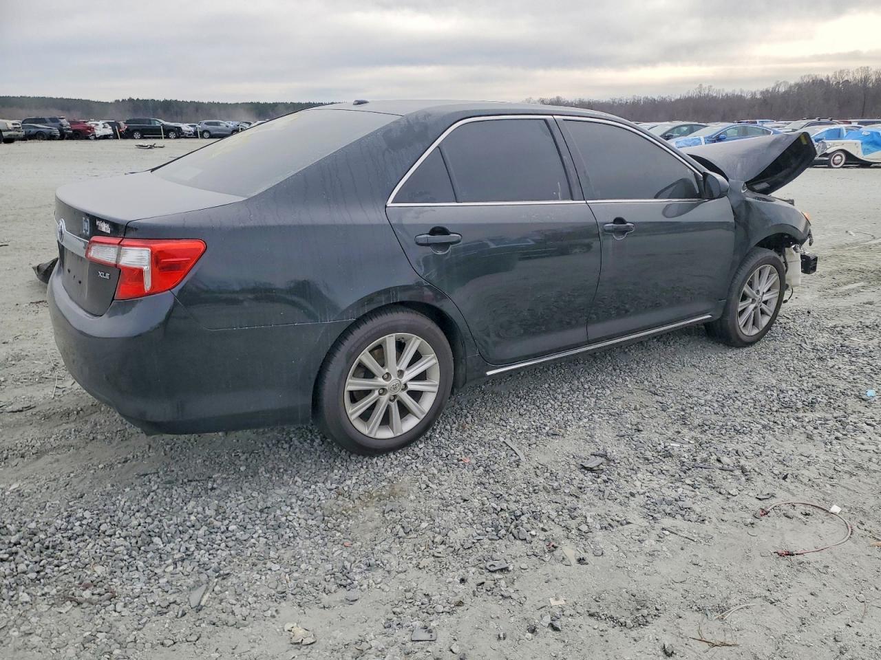 2014 TOYOTA CAMRY L photo 3