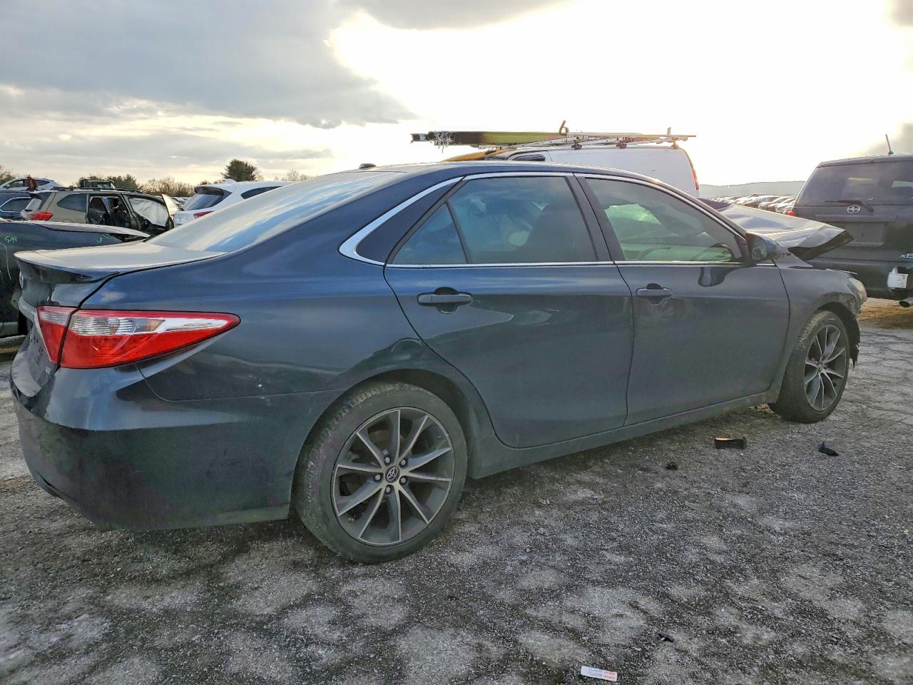 2017 TOYOTA CAMRY LE photo 3