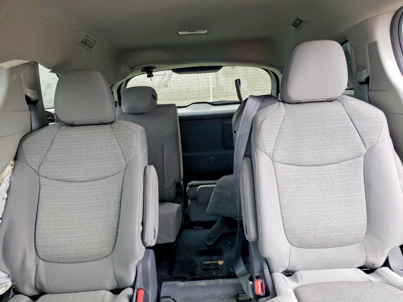 2021 TOYOTA SIENNA LE photo 10