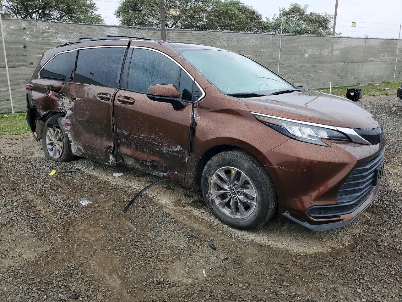 2021 TOYOTA SIENNA LE photo 4