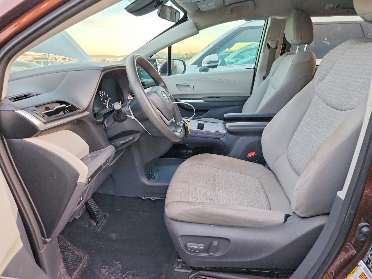 2021 TOYOTA SIENNA LE photo 7