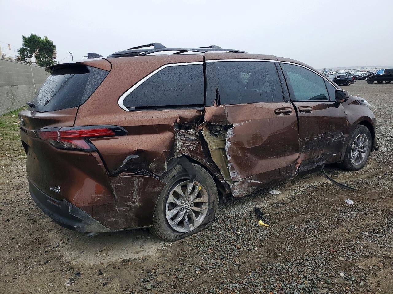 2021 TOYOTA SIENNA LE photo 3