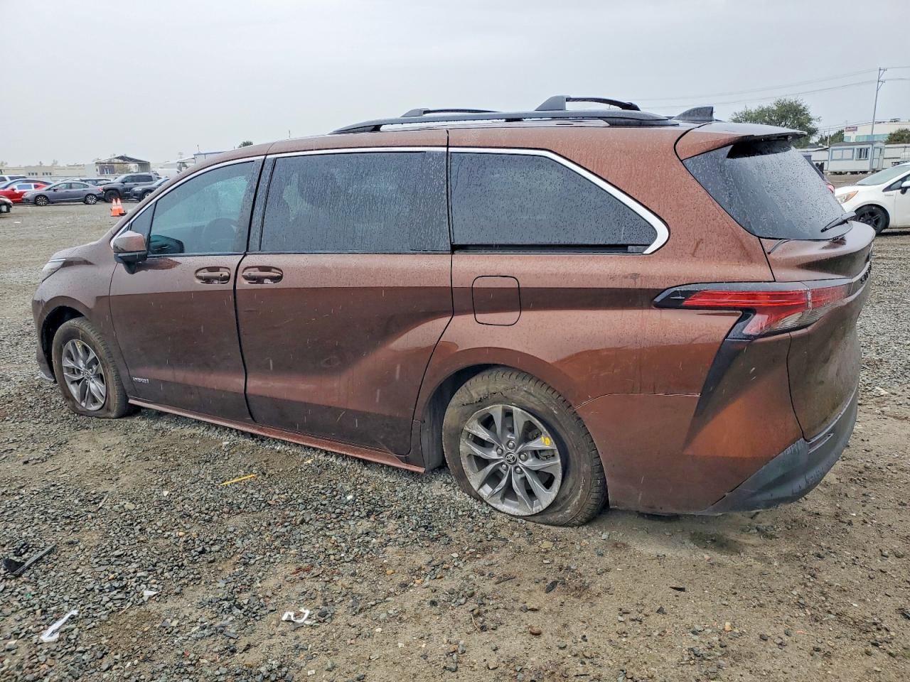 2021 TOYOTA SIENNA LE photo 2