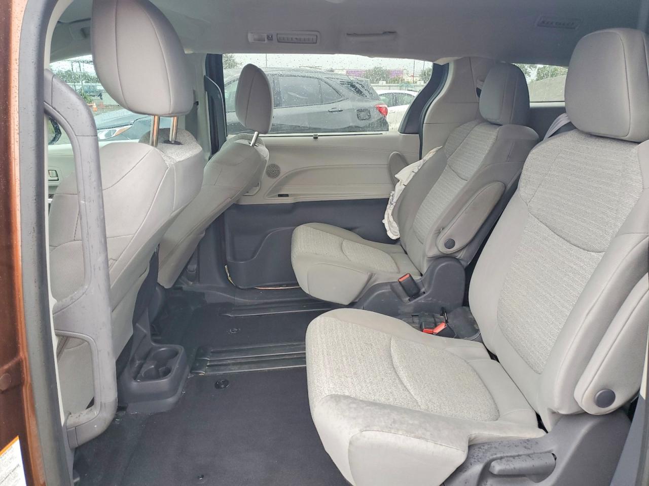 2021 TOYOTA SIENNA LE photo 11